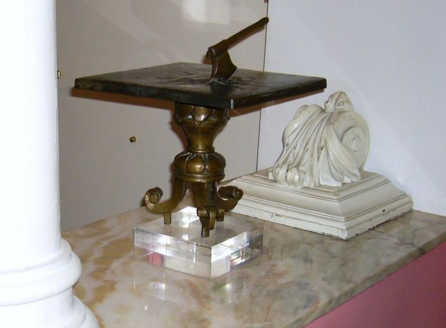 20 - 1969 - 3 - Mesa con hacha - b escultura bronce.